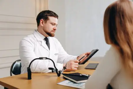 غرفة استشارة في عيادة dr.VRUBLIVSKYI لجراحة التجميل مع طبيب ومريض