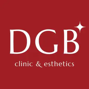 Logotipo de DGB Clinic & Esthetics sobre fondo rojo