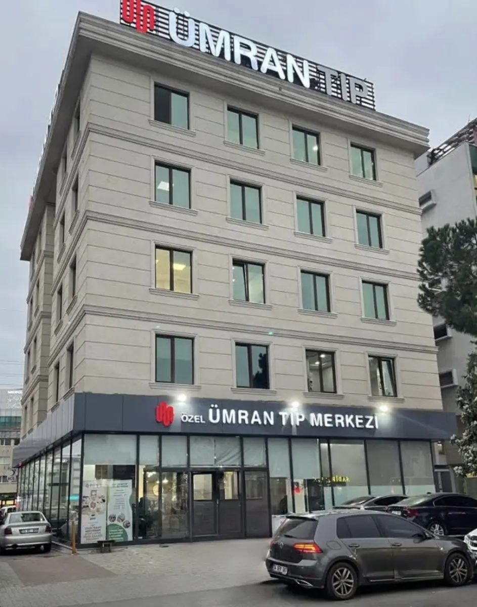 Außenansicht des Ümran Tıp Merkezi Klinikgebäudes in Istanbul, Türkei