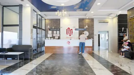 Área de recepción en Ümran Tıp Merkezi, interior moderno de clínica en Turquía