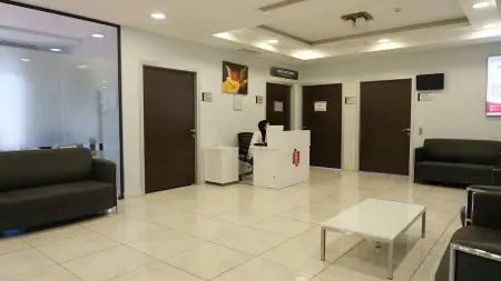 Recepción y sala de espera en la clínica Ümran Tıp Merkezi, interior moderno en Turquía