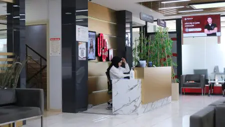 Área de recepción en la clínica Ümran Tıp Merkezi con decoración moderna en Turquía