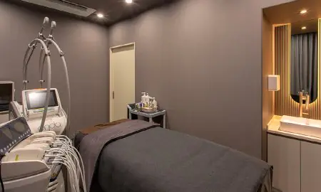 Aesthetic treatment room with advanced equipment at Forena Clinic