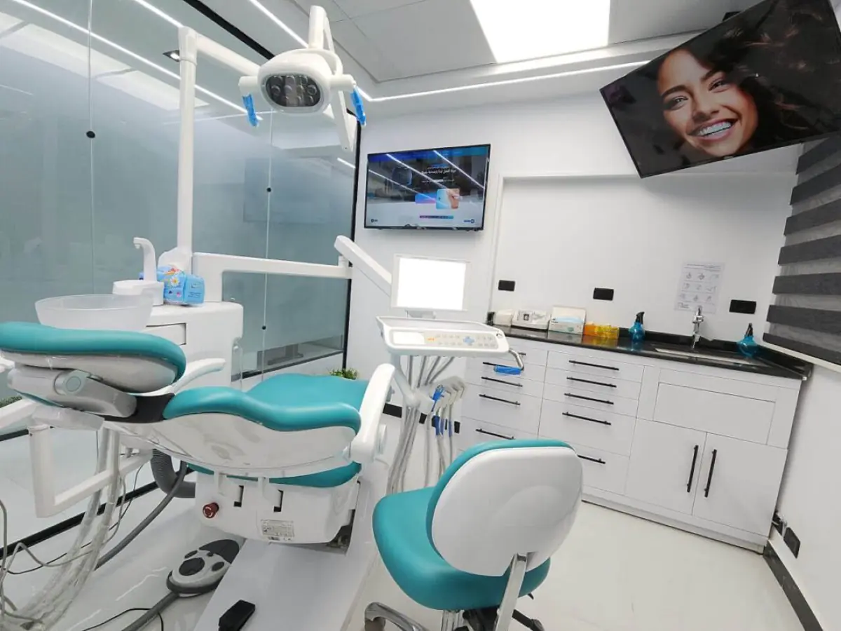 Sala de tratamiento dental moderna en Omara Dental Centers con equipo avanzado