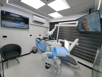 غرفة علاج أسنان حديثة في Omara Dental Centers مزودة بمعدات متطورة
