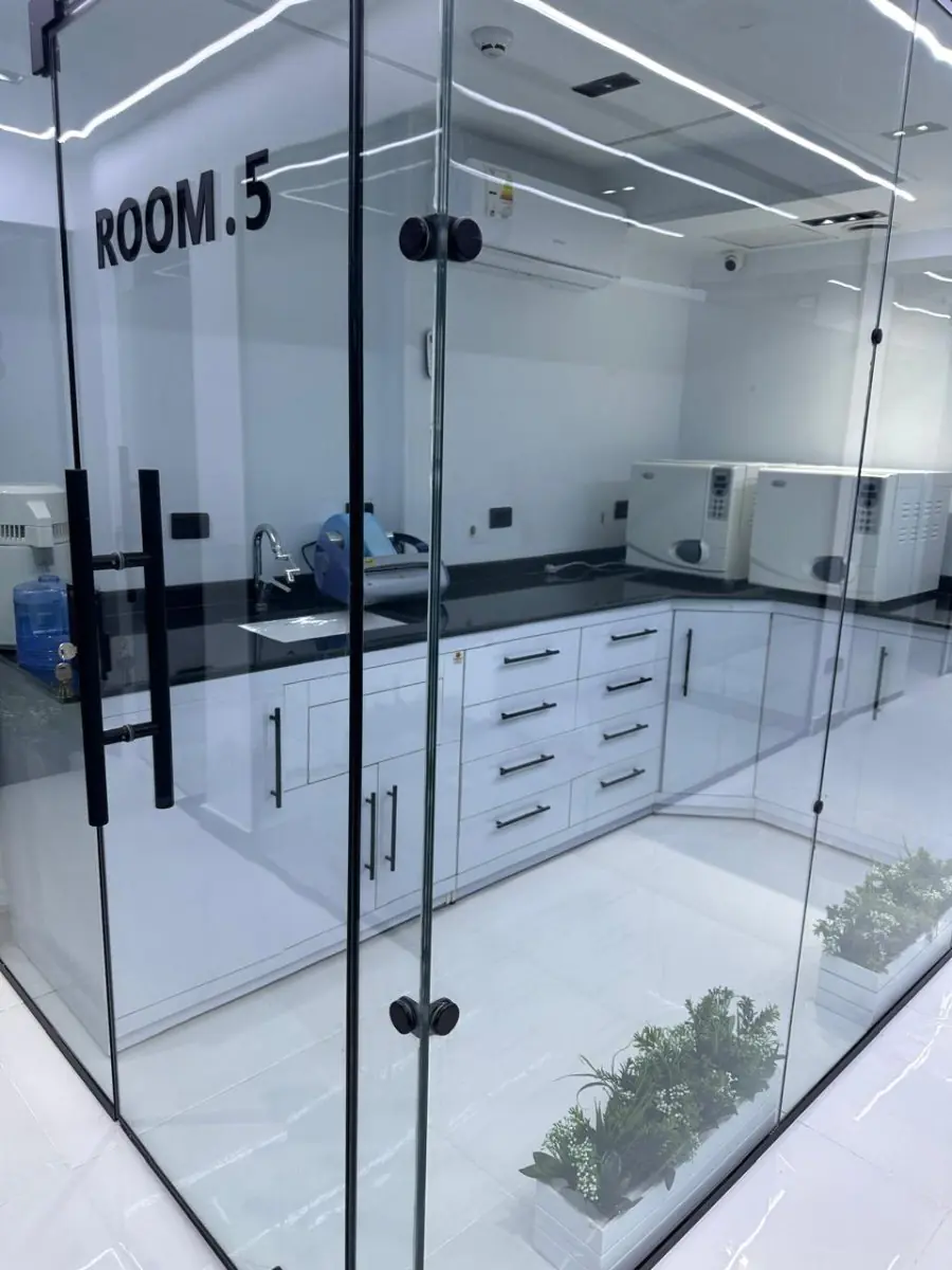 Sala de esterilización en Omara Dental Centers con equipo dental moderno