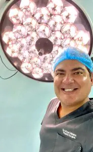 غرفة عمليات في Dr. Víctor Samano Plastic Surgery Cancun بإضاءة جراحية