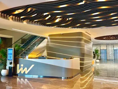 Área de recepción en İstinye University Liv Hospital Topkapı con diseño moderno en Estambul