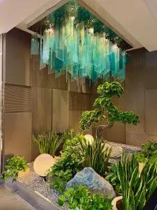 Jardín interior moderno en İstinye University Liv Hospital Topkapı con iluminación decorativa
