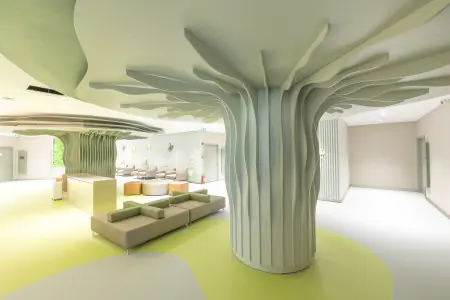 Área de espera moderna en Istinye University Liv Hospital Topkapi con diseño de árbol único