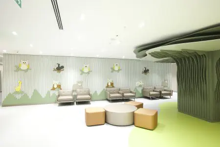 Área de espera pediátrica en İstinye University Liv Hospital Topkapı con decoración lúdica
