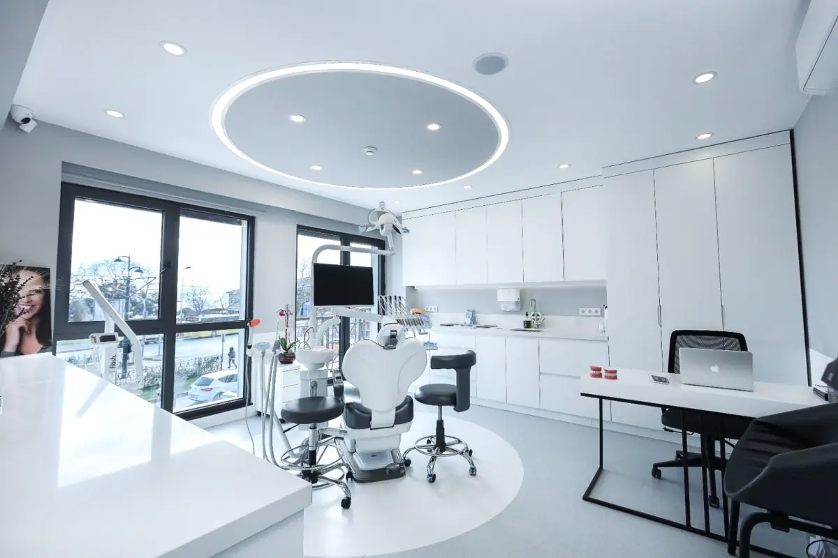 غرفة علاج أسنان حديثة في Dentavie Istanbul Dental Clinic مزودة بمعدات متطورة