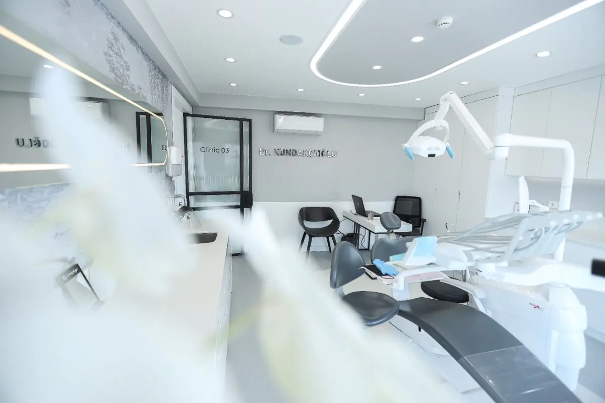 غرفة علاج أسنان حديثة في Dentavie Istanbul Dental Clinic مزودة بمعدات متطورة