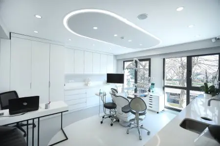 غرفة علاج أسنان حديثة في Dentavie Istanbul Dental Clinic مع معدات متطورة