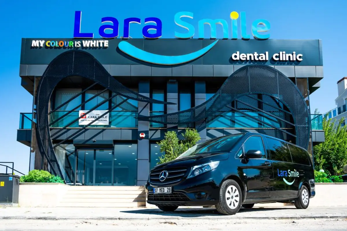 Современный фасад Lara Smile Dental Clinic с фирменным транспортом для пациентов