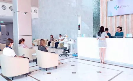 Recepción y sala de espera en Laser Vision @ Bangkok Eye Hospital, clínica oftalmológica moderna