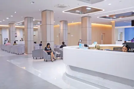Recepción y sala de espera en Laser Vision @ Bangkok Eye Hospital, interior moderno de clínica