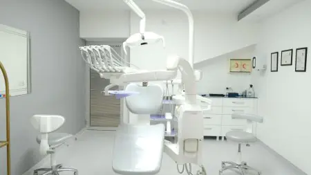 غرفة علاج أسنان بمعدات حديثة في عيادة Dentfix Turkey