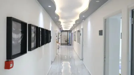 ممر حديث في عيادة Dentfix Turkey مع فنون الأسنان وإضاءة ساطعة