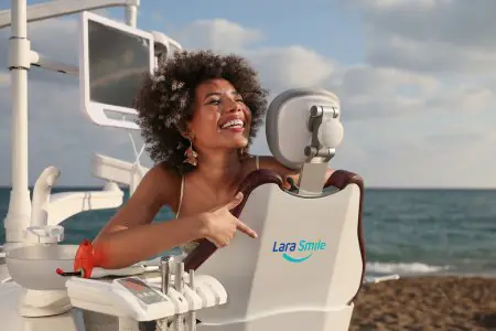 كرسي أسنان حديث في عيادة Lara Smile Dental Clinic بجانب البحر