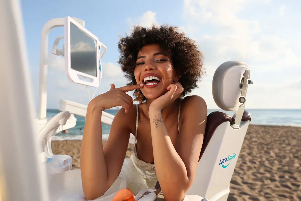 Стоматологическое кресло и оборудование на пляже в клинике Lara Smile