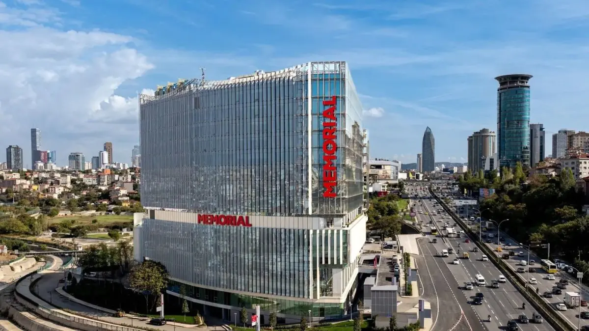 Современный стеклянный фасад Memorial Göztepe Hospital в Стамбуле, Турция