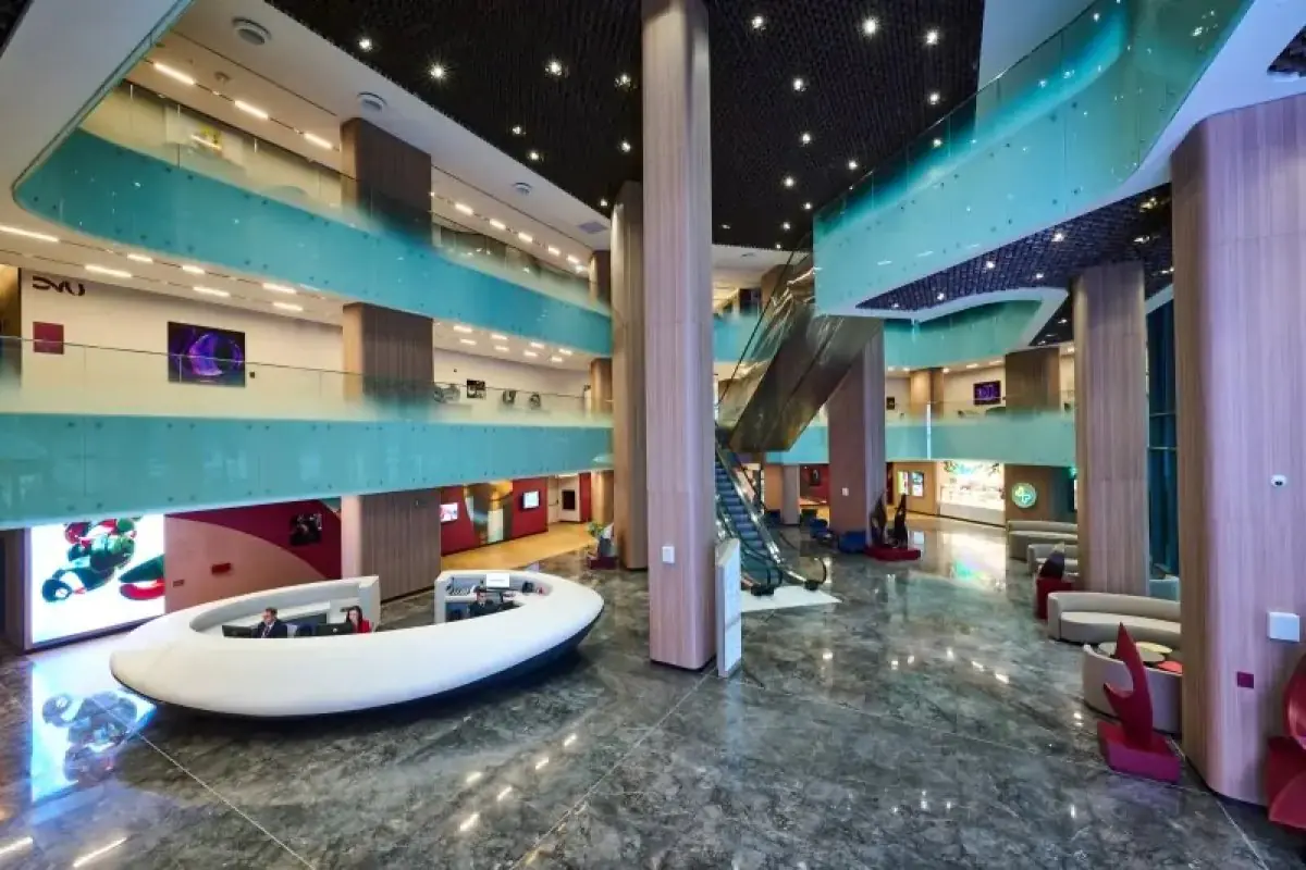 Просторная современная зона ресепшн в Memorial Göztepe Hospital, Стамбул