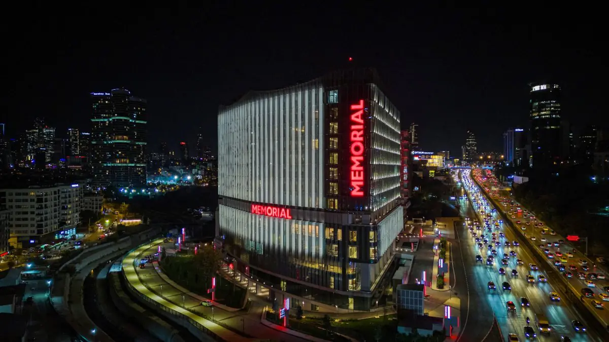 Экстерьер Memorial Göztepe Hospital ночью в Стамбуле, современное медучреждение