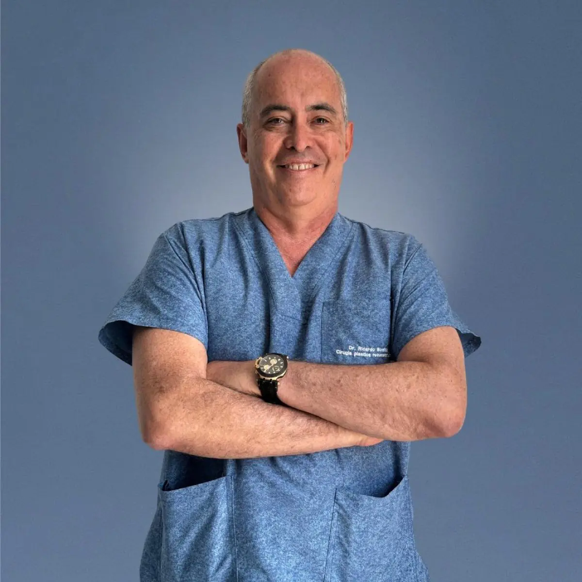 جراح تجميل يرتدي زي طبي في عيادة Bonilla Plastic Surgery