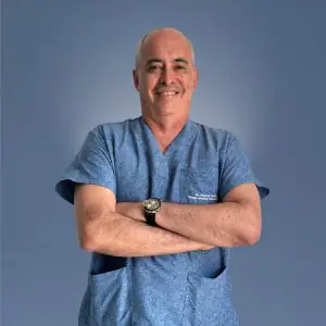 Cirujano plástico con uniforme médico en Bonilla Plastic Surgery