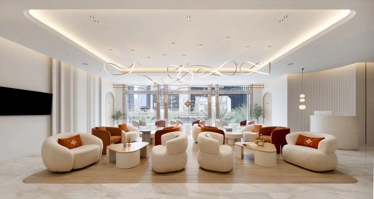 Зона ресепшн Vincent Clinic с современными креслами и элегантным освещением