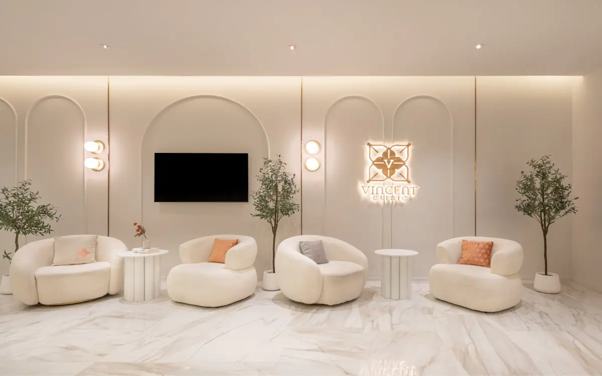 Зона ожидания Vincent Clinic с современными креслами и элегантным интерьером