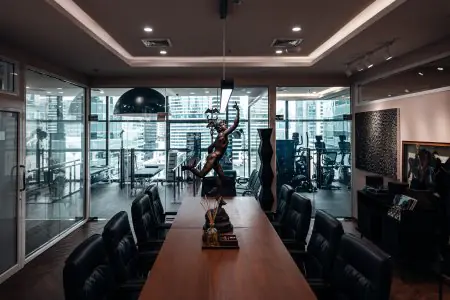 Sala de conferencias en PYONG Rehabilitation Group con vista a equipos de gimnasio