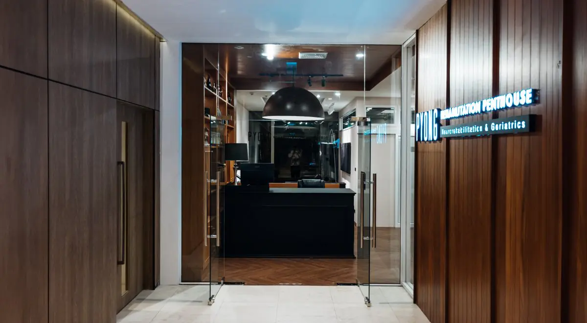 Зона рецепції в PYONG Rehabilitation Group із сучасним дерев'яним інтер'єром