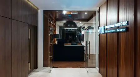 Área de recepción en PYONG Rehabilitation Group con interior moderno de madera