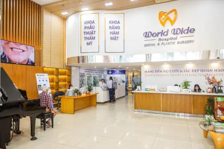 Recepción en Worldwide Dental & Plastic Surgery Hospital, interior moderno en Vietnam