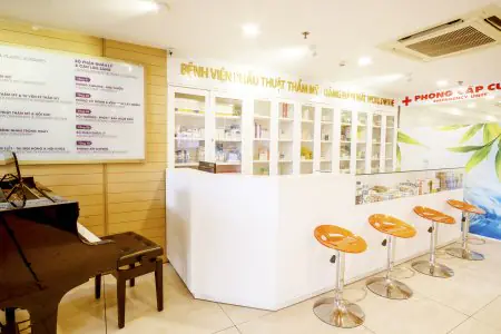 Área de recepción en Worldwide Dental & Plastic Surgery Hospital, mostrador de farmacia moderno