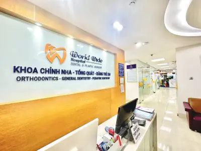 Área de recepción en Worldwide Dental & Plastic Surgery Hospital con interior moderno