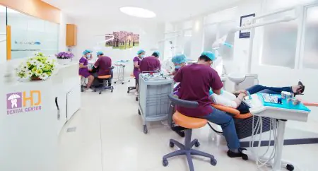 Sala de tratamiento dental moderna en HD Dental Center con pacientes y personal