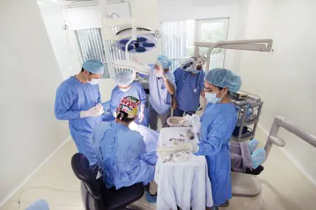 Equipo de cirugía dental en quirófano de Worldwide Dental & Plastic Surgery Hospital