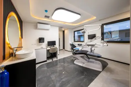 Modern dental treatment room at Soraca Med with advanced equipment