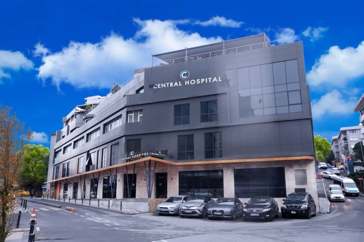 Außenansicht der Central Hospital Klinik in Istanbul, moderne medizinische Einrichtung