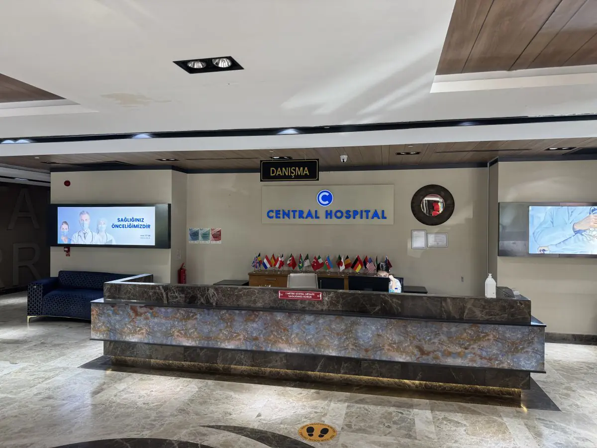 Empfangstresen im Central Hospital Istanbul mit internationalen Flaggen und modernem Design