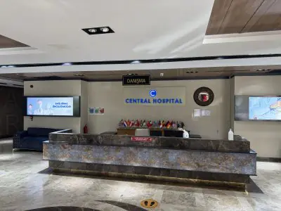 Mostrador de recepción en Central Hospital Estambul con banderas internacionales y decoración moderna