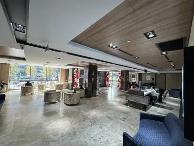 Recepción y sala de espera en la clínica Prof. Dr. Ahmet Satici, centro oftalmológico moderno
