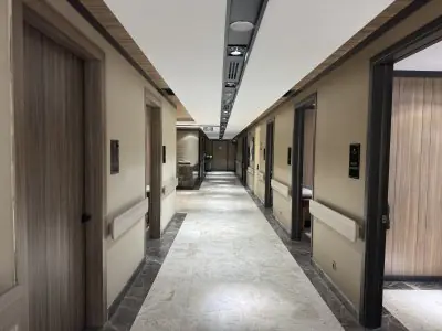 Pasillo moderno de la clínica en el Centro de Oftalmología Prof. Dr. Ahmet Satici, Turquía