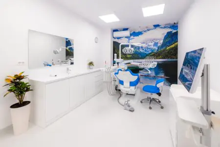 غرفة علاج أسنان حديثة في Excelentis Dental Center مزودة بمعدات متطورة