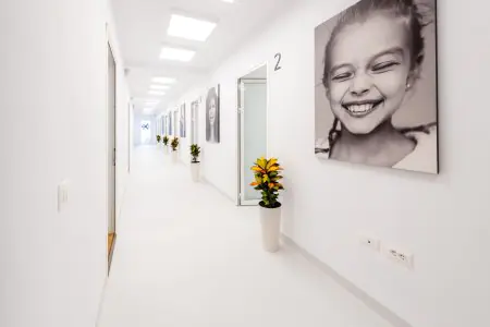 ممر مضاء في Excelentis Dental Center بديكور حديث وصور لابتسامات