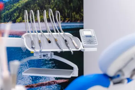 معدات طب الأسنان الحديثة في غرفة العلاج بمركز Excelentis Dental Center