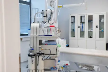 غرفة عمليات حديثة بمعدات طبية متقدمة في عيادة Dr. GASTRO